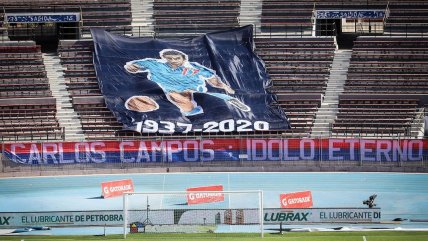"Ídolo eterno": El enorme lienzo de Universidad de Chile en honor a Carlos Campos en el Nacional
