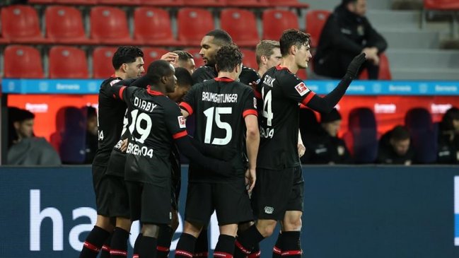 Bayer Leverkusen de Charles Aránguiz goleó a Hoffenheim y tomó el liderato en Alemania