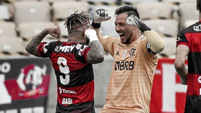 Flamengo de Mauricio Isla aplastó a Santos y sigue en alza en el Brasileirao