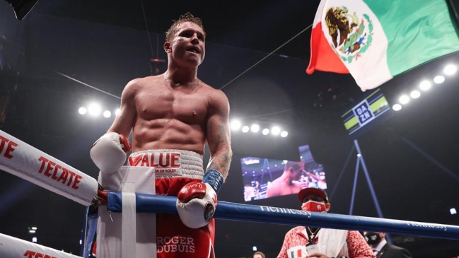 "Canelo" Álvarez venció a Smith y confirmó su dominio en el boxeo mundial