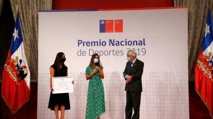 Sebastián Piñera y Cecilia Pérez le entregaron el Premio Nacional del Deporte a Francisca Crovetto