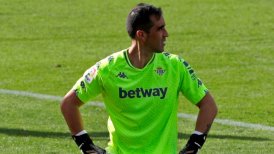 Claudio Bravo fue citado y asoma como titular en el derbi de Real Betis ante Sevilla