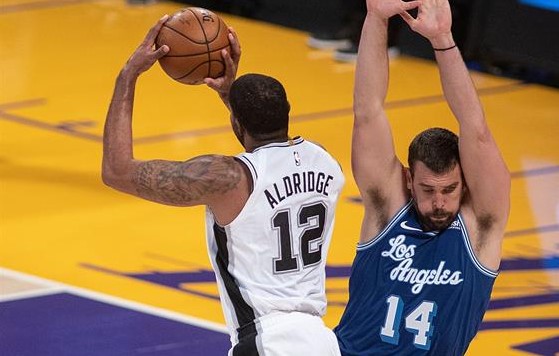 San Antonio Spurs cortó la racha triunfal de Los Angeles Lakers con un inspirado LaMarcus Aldridge