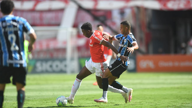 Gremio de César Pinares sufrió remontada de último minuto ante Inter en el clásico de Porto Alegre