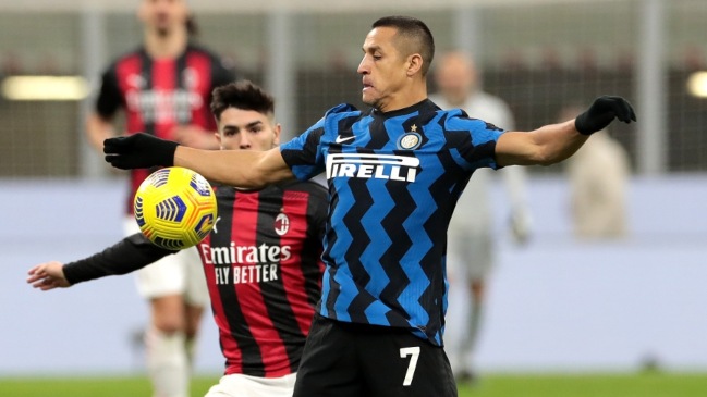 Prensa italiana destacó al "peligroso" Alexis y cuestionó al "abúlico" Vidal en duelo contra AC Milan