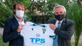 Alcalde de Valparaíso le regaló una camiseta de Santiago Wanderers al presidente de Argentina