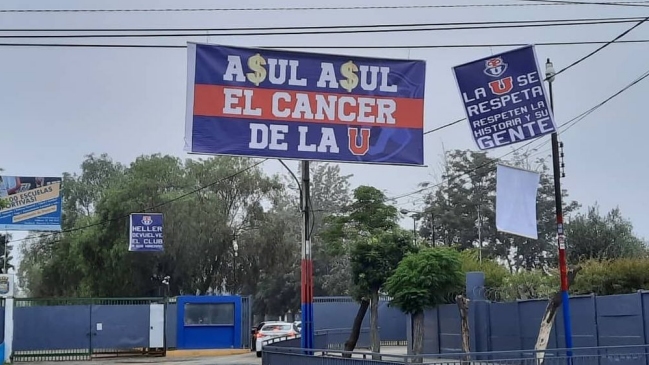 Hinchas de Universidad de Chile se manifestaron contra Azul Azul con lienzos en el CDA