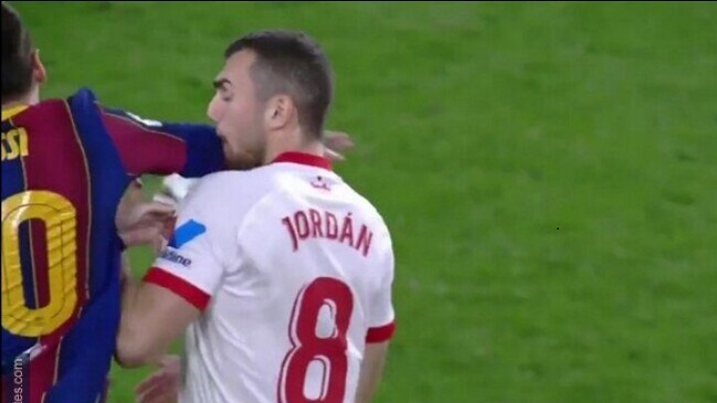 Acusan a Lionel Messi de propinarle un codazo en la cara a jugador de Sevilla, que recibió amarilla