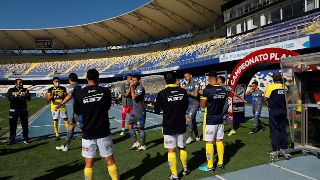 Universidad Católica recibió pasillo de campeones de U. de Concepción en el "Ester Roa"