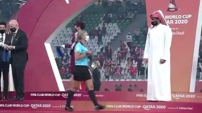 Jeque qatarí causó polémica por negar saludo a árbitras en el Mundial de Clubes
