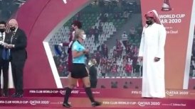 Jeque qatarí causó polémica por negar saludo a árbitras en el Mundial de Clubes