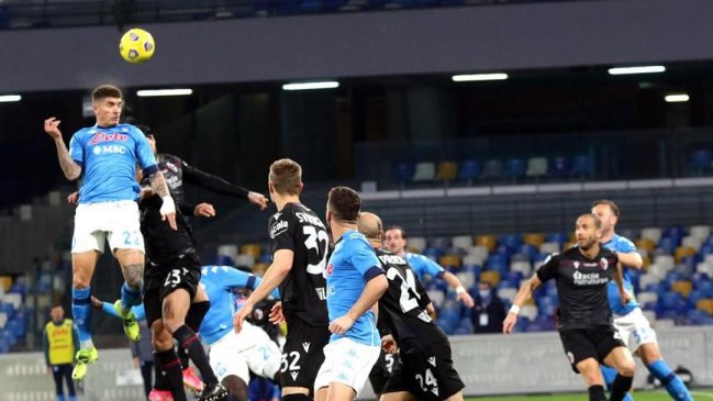 Gary Medel tuvo minutos en derrota de Bologna ante Napoli en la Serie A