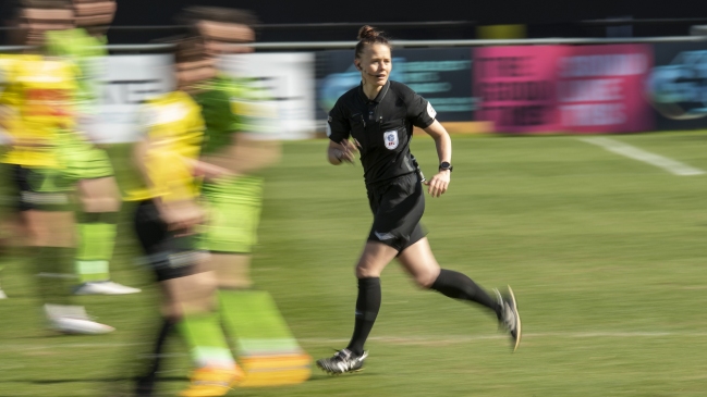 La árbitra Rebecca Welch hizo historia en el fútbol inglés