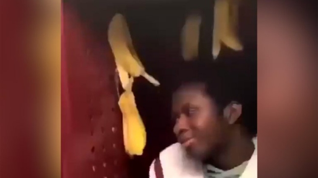 Escándalo racista: Deportista fue amenazado por sus compañeros para sentarse entre cáscaras de plátano