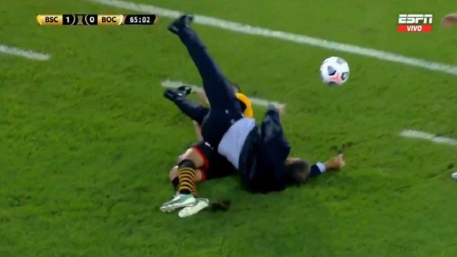 La impresionante caída de Miguel Angel Russo tras "barrida" de un jugador de Barcelona