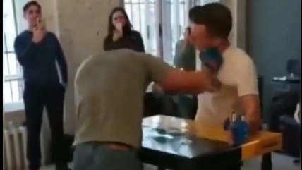 ¿Nuevo deporte? Ex peleador UFC se hizo viral por el "boxeo de mesa"