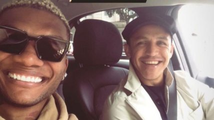 Alexis Sánchez comparte con Junior Fernandes en Barcelona