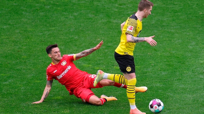 Charles Aránguiz y Leverkusen sucumbieron ante la potencia de Haaland