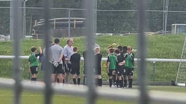 Marcelo Bielsa fue a entrenamiento del equipo sub 11 de Leeds en medio de sus vacaciones