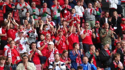 Hinchas de Dinamarca y Finlandia se unieron con emocionantes cánticos para Christian Eriksen