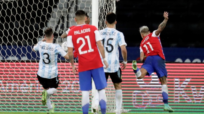 Eduardo Vargas anotó el empate de la Roja ante Argentina tras penal a Arturo Vidal