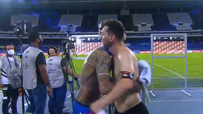 El intercambio de Arturo Vidal y Lionel Messi tras el empate de Chile y Argentina