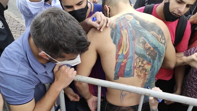 Messi regaló camiseta y le firmó la espalda a hincha brasileño que se tatuó su imagen