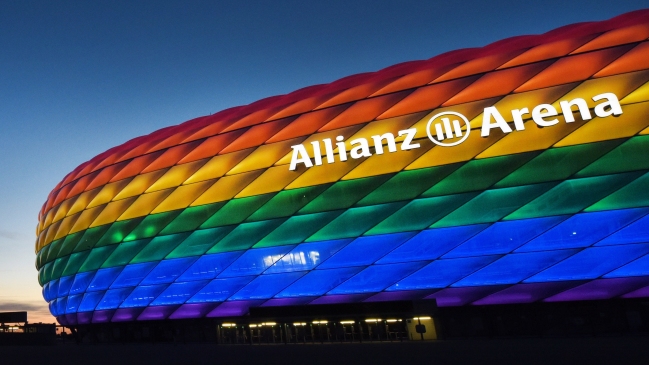 LA UEFA se declaró "orgullosa de llevar los colores del arcoíris", que no es un símbolo político