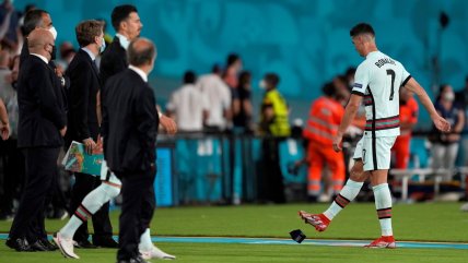 ¡Frustración! Cristiano Ronaldo pateó la jineta de capitán tras la eliminación de Portugal en la Euro 2020