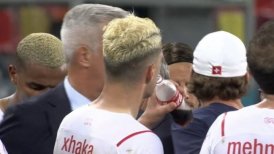 Capitán de Suiza fue captado tomando Coca-Cola antes de eliminar a Francia de la Eurocopa