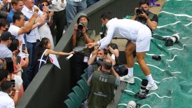 Novak Djokovic regaló su raqueta a una pequeña fanática tras la final de Wimbledon