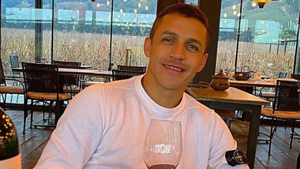 Disfrutando una copa de vino: El relajo de Alexis Sánchez en sus vacaciones