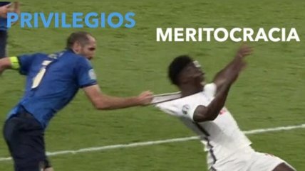 Artero agarrón de Chiellini a Bukayo Saka generó una ola de divertidos memes