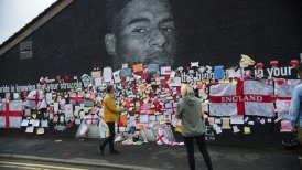 Mural de Marcus Rashford fue intervenido con mensajes de apoyo tras rayados racistas