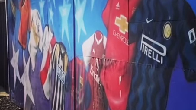Un nostálgico Alexis Sánchez recorrió su natal Tocopilla y mostró un mural con todos sus equipos