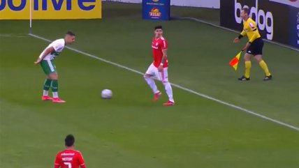 Carlos Palacios dio un pase "a lo Ronaldinho" en duelo entre Inter y Juventude