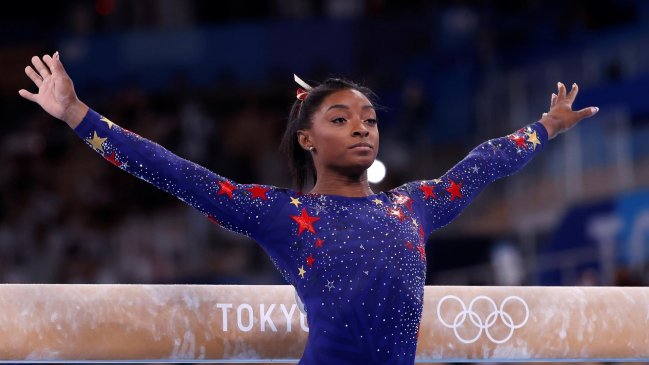 Simone Biles lideró la clasificación en la gimnasia artística pese a irregular debut en Tokio 2020