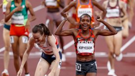 Faith Kipyegon revalidó su título con récord olímpico en los 1.500 metros femenino