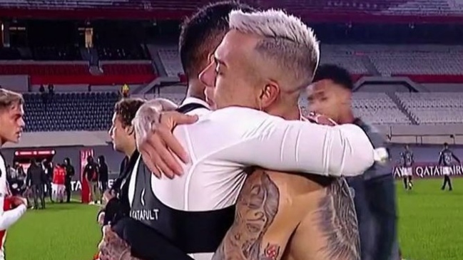 Eduardo Vargas y Paulo Díaz se fundieron en un abrazo tras victoria de A. Mineiro frente a River