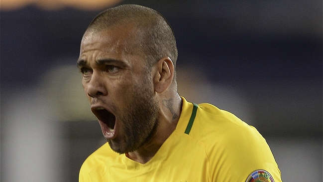 Dani Alves es la gran sorpresa en nómina de Brasil para el duelo con Chile