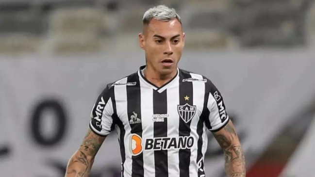 A. Mineiro con Eduardo Vargas venció a Palmeiras y se distanció en la cima del Brasileirao