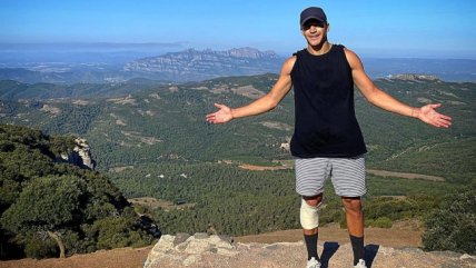 Alexis Sánchez hizo trekking en medio de su recuperación en Italia