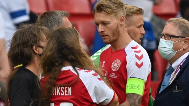 Capitán de Dinamarca y equipo médico que salvó a Eriksen fueron premiados por la UEFA