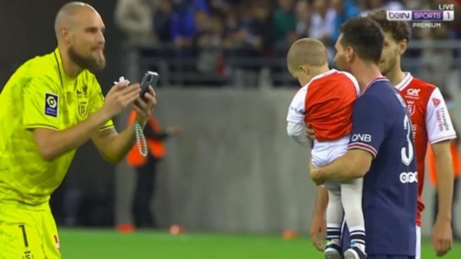 Llegó a revolucionar: Arquero rival le pidió una fotografía a Lionel Messi con su hijo