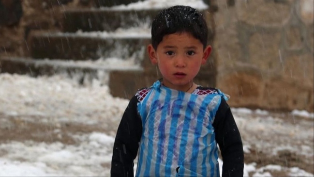 Niño afgano que saltó a la fama por su camiseta de Messi está oculto de los talibanes