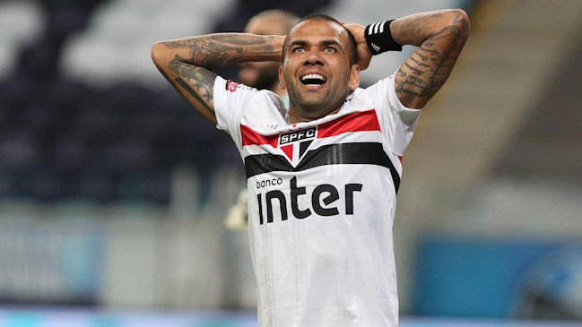 Dani Alves no se presentó a práctica de Sao Paulo y condicionó su continuidad en el club