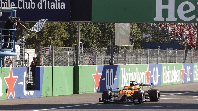 Daniel Ricciardo aprovechó el retiro de Verstappen y Hamilton para imponerse en Monza