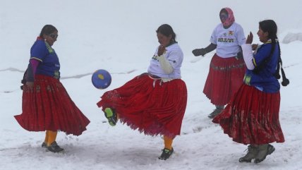 Las cholitas escaladoras de Bolivia jugaron al fútbol a 5.000 metros de altitud
