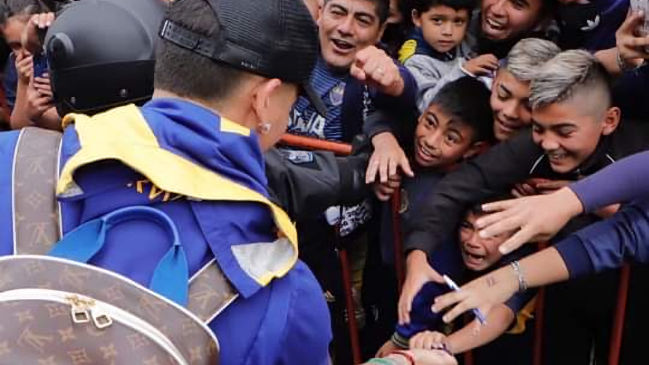 Insólito: Marcos Rojo regaló la mascarilla que estaba usando a pequeño hincha de Boca Juniors