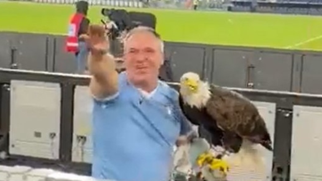Adiestrador del águila de Lazio fue captado realizando gestos fascistas a los hinchas